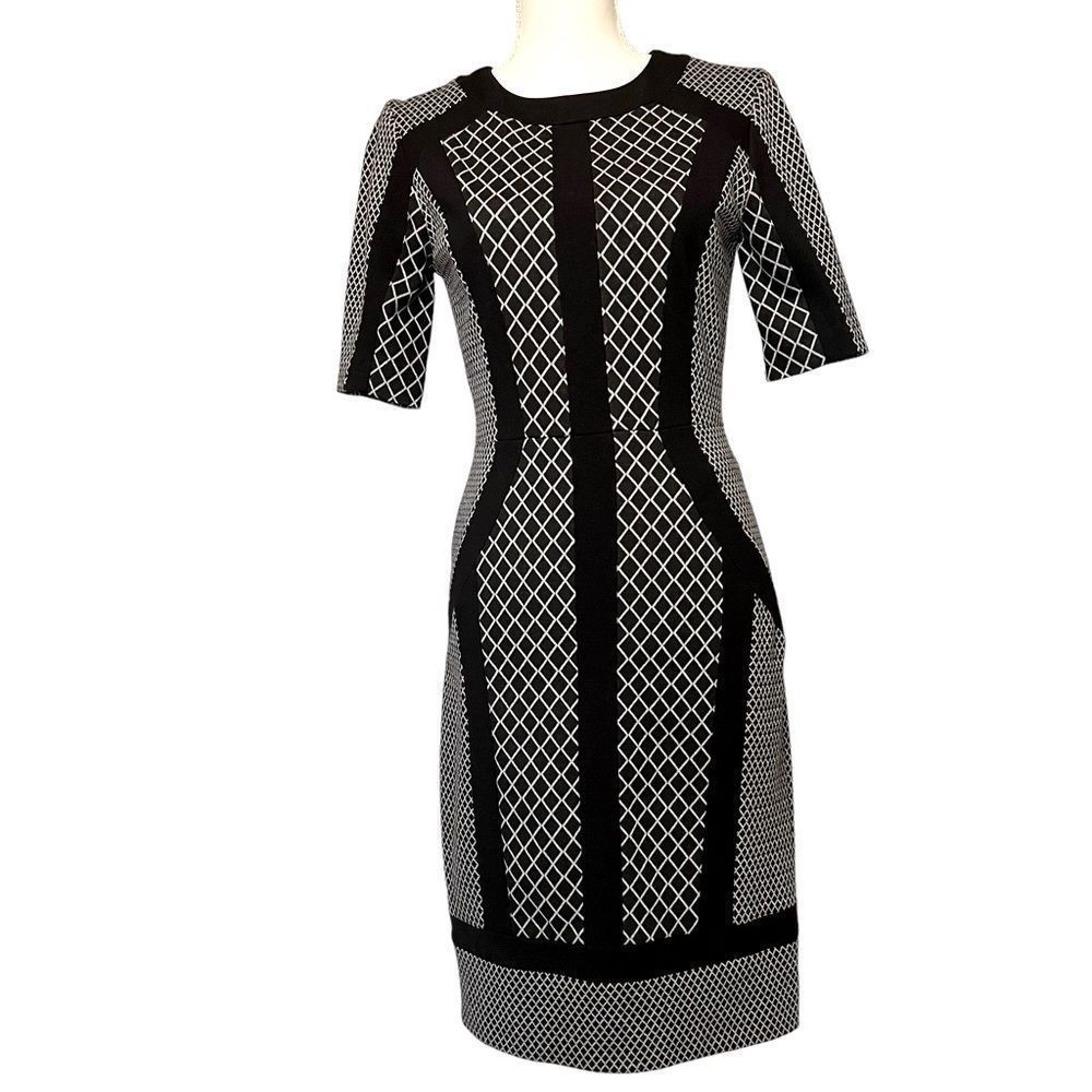 BCBGMaxAzria  SHORT SLEEVE DRESS SIZE 6 BLACK AND WHITE CAMELLIA DIAMOND PATTERN